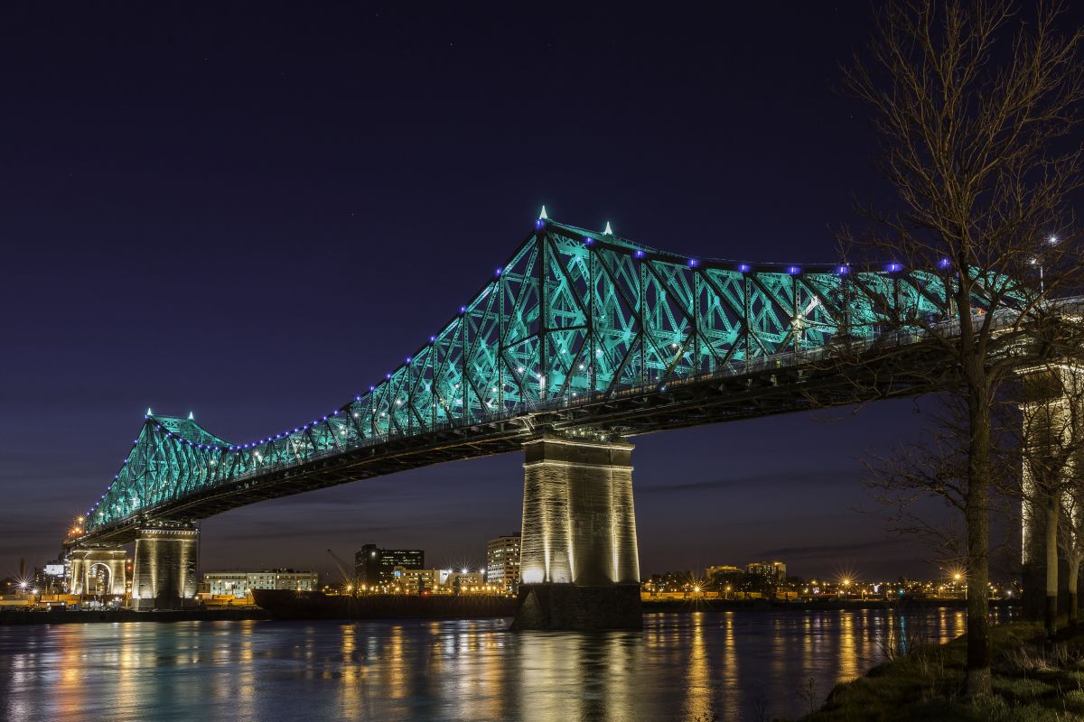 Most, którego oświetlenie co noc zmienia swój kolor